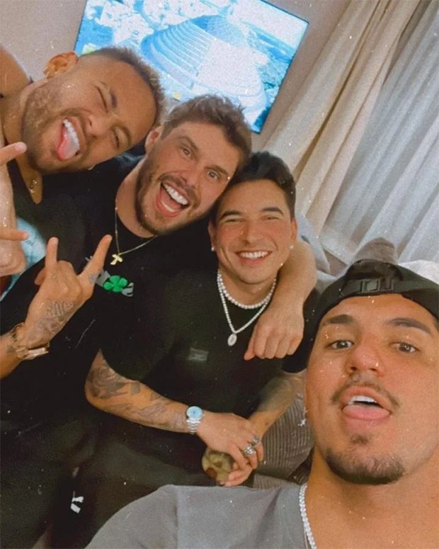 Neymar, Bruninho, Gil Cebola e Gabriel Medina (Foto: Reprodução / Instagram ) Neymar, Bruninho, Gil Cebola e Gabriel Medina (Foto: Reprodução / Instagram )
