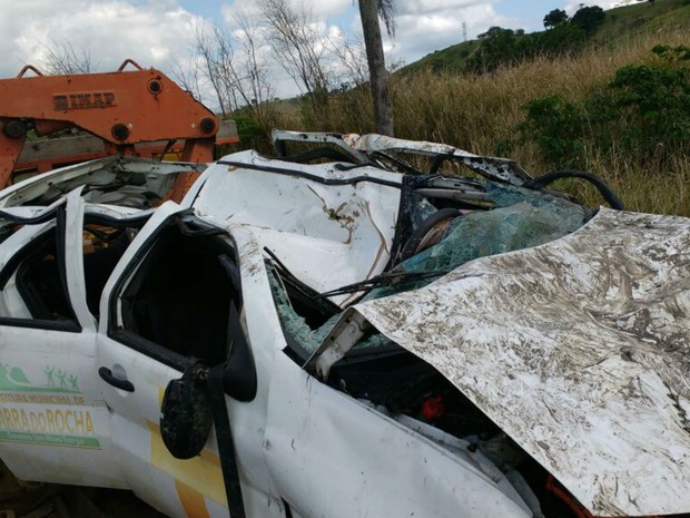 Carro despencou de ponte na BR-101, na Bahia (Foto: Ivanildo Santos/Giro em Ipiaú) Carro despencou de ponte na BR-101, na Bahia (Foto: Ivanildo Santos/Giro em Ipiaú)