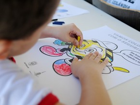 Estudante de escola pública usa giz de cera para colorir desenho (Foto: Pedro Ventura/Agência Brasília)