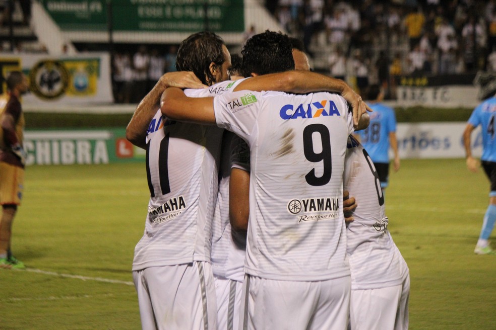 Jogadores do ABC comemoram gol em vitória sobre o Paysandu (Foto: Diego Simonetti/Blog do Major)