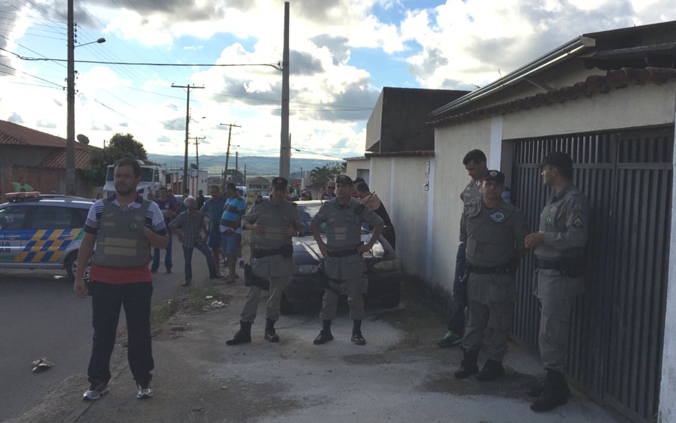 Polícia negocia rendição de criminosos que fazem família refém em Anápolis (Foto: Danila Bernardes/TV Anhanguera)