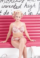 Modelo plus size posa para campanha de lingerie