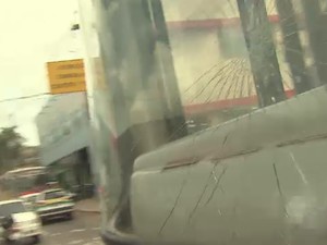 Vidro de ônibus apedrejado em Rio Branco (Foto: Reprodução/TV Acre)
