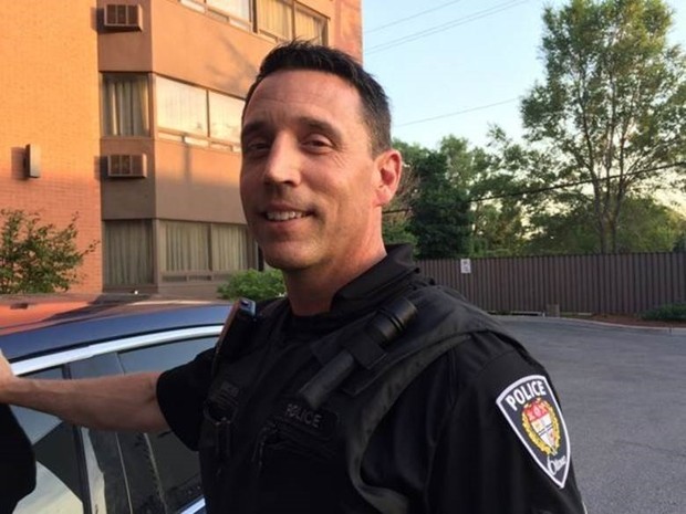 Policial que patrulha centro de Ottawa diz que recebe chamadas para lidar com pessoas alcoolizadas &#39;pelo menos seis vezes por dia&#39;  (Foto: BBC)