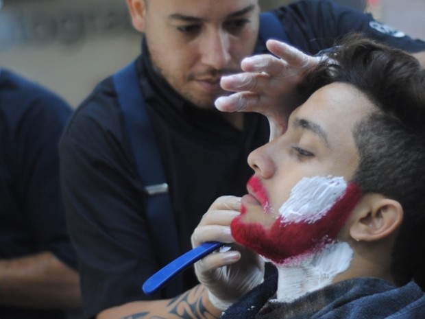 O cabeleireiro Rafael Roriz trabalha no rosto de um cliente que pediu uma barba vermelha (Foto: Divulgação/ Club Men Salon) O cabeleireiro Rafael Roriz trabalha no rosto de um cliente que pediu uma barba vermelha (Foto: Divulgação/ Club Men Salon)