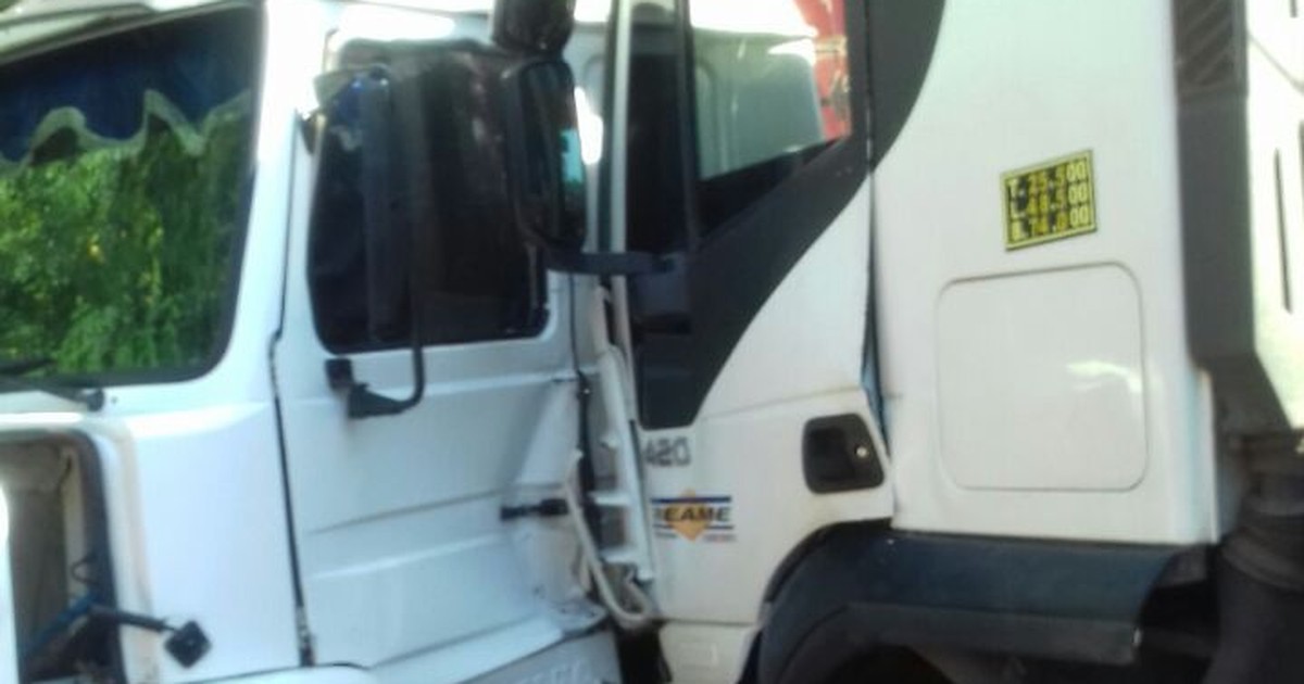 Colisão entre carreta e caminhão bitrem complica trânsito em Ibitinga - Globo.com