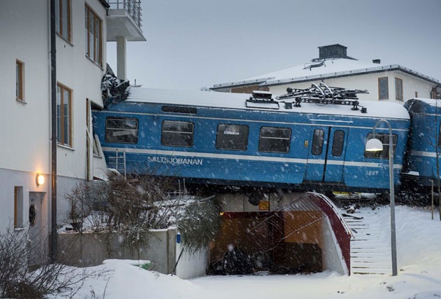 Trem descarrilou após ser roubado por mulher em Estocolomo (Foto: Jonas Ekstromer/Reuters)