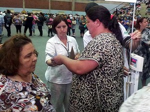 Mulher interessada em fazer cirurgia de redução de estômago no Hospital de Clínicas (HC) passa por triagem em ginásio da Universidade Estadual de Campinas (Unicamp), em Campinas (SP) (Foto: Marcello Carvalho/G1 Campinas)