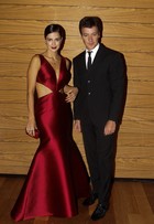 Vera Viel usa vestido sexy em baile de gala ao lado de Rodrigo Faro