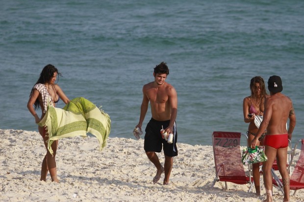 Bruno Gissoni na praia da Barra da Tijuca, RJ (Foto: Dilson Silva  / Agnews)