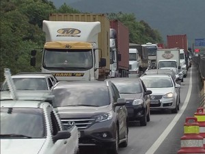 Congestionamentos devido à super safra causaram transtornos em 2013 (Foto: Reprodução / TV Tribuna)