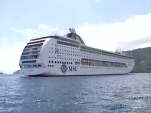 Navio em cruzeiro em Angra dos Reis (Foto: Reprodução/TV Rio Sul)