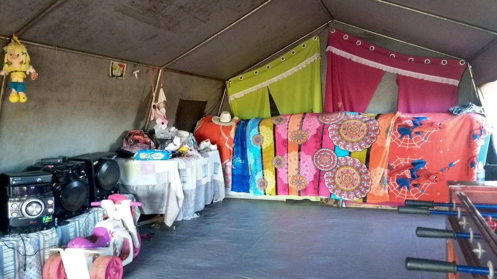 Tendas onde moram as famílias calons, próximo a Sobradinho (DF). (Foto: Marília Marques/G1)