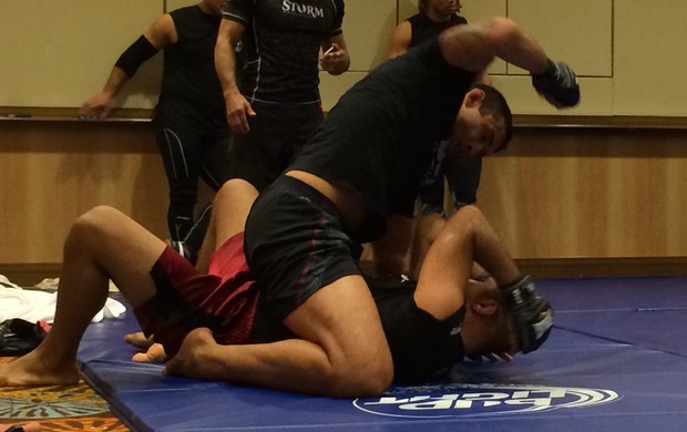 Fabricio Werdum por cima, e Felipe Werdum por baixo (Foto: Ivan Raupp)