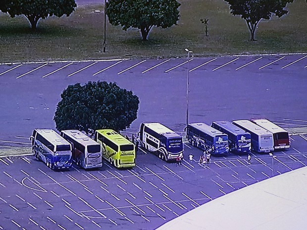Ônibus de manifestantes parados no estacionamento do Estádio Nacional de Brasília (Foto: TV Globo/Reprodução)