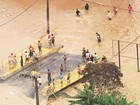 Temporal deixa ruas embaixo d'água e moradores ilhados em Itapevi, SP