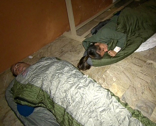 Carol Barcellos e o cinegrafista Clayton Conservani dormem no chão (Foto: TV Globo)