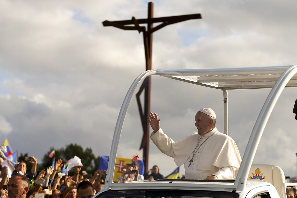 Papa acena a fiéis ao chegar ao Santuário de Nossa Senhora de Fátima (Foto: Nuno Veiga/Reuters)