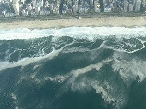 Espuma escura volta a aparecer em boa parte do litoral carioca (Foto: Reprodução / TV Globo) Espuma escura volta a aparecer em boa parte do litoral carioca (Foto: Reprodução / TV Globo)