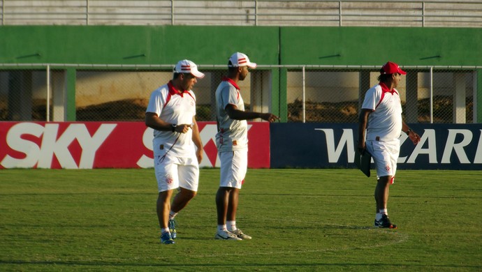 Leandro Sena, técnico do América-RN e seus auxiliares, Severo Júnior e Moura (Foto: Jocaff Souza)