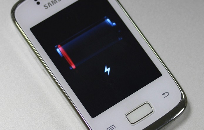 Bateria não precisa estar em 0% para celular ser recarregado (Foto: Allan Melo / TechTudo)