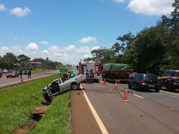 Automóvel foi atingido de frente por outro carro que vinha no sentido contrário e atravessou o canteiro central da BR-277 em Santa Terezinha de Itaipu (Foto: PRF/ Divulgação)