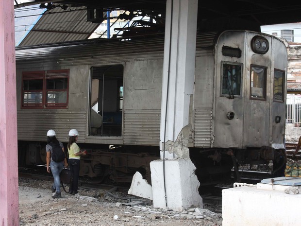 Trem bateu em pilastra na Estação Madureira; pelo menos 16 pessoas ficaram feridas (Foto: Celso Barbosa/Futura Press/AE)