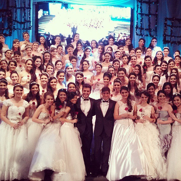 Kléber Toledo posta foto rodeado de dezenas de debutantes (Foto: Reprodução Instagram)