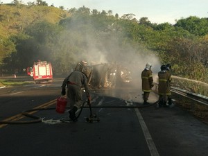 Acidente BR-393 em Barra do Piraí, RJ (Foto: Isabelle Saleme/TV Rio Sul)