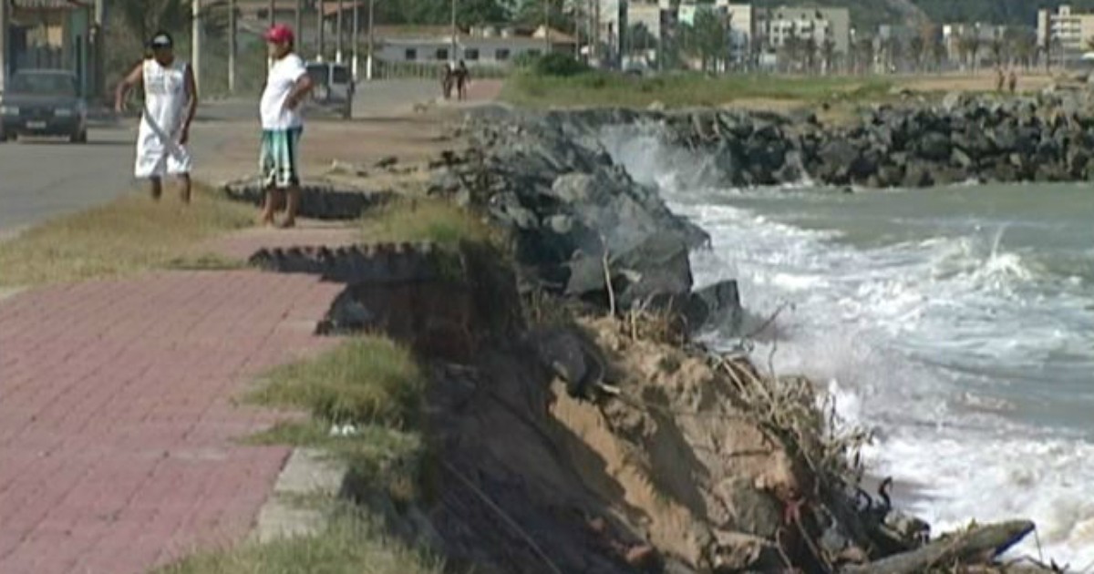 Moradores sofrem com erosão em praia de Marataízes, no ES - Globo.com