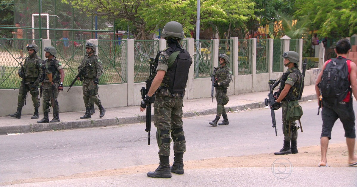 G1 Confronto entre traficantes na Maré, no Rio, assusta moradores