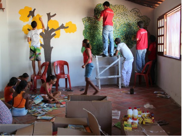 Voluntários trabalham na pintura e decoração de um dos Espaço de Leitura (Foto: Divulgação/Inec)