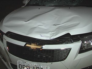Frente do carro ficou totalmente destruída (Foto: Reprodução / Inter Tv dos Vales) Frente do carro ficou totalmente destruída (Foto: Reprodução / Inter Tv dos Vales)