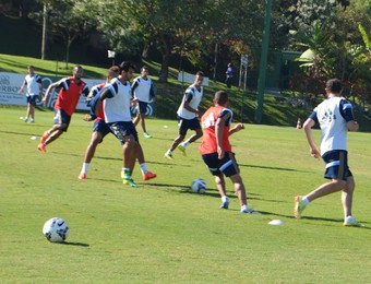 Na véspera de jogo-treino contra Guarani, Gareca testa toque de bola