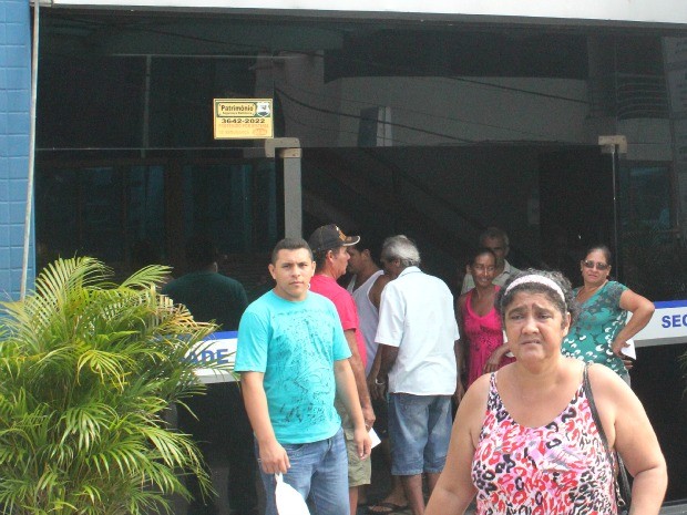 Vários pacientes tinham exames marcados para a manhã deste sábado (13), porém, a clínica não abriu (Foto: Marcos Dantas / G1 AM)