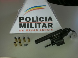 Arma foi apreendida com quatro munições (Foto: João Lã Santos/Arquivo Pessoal)