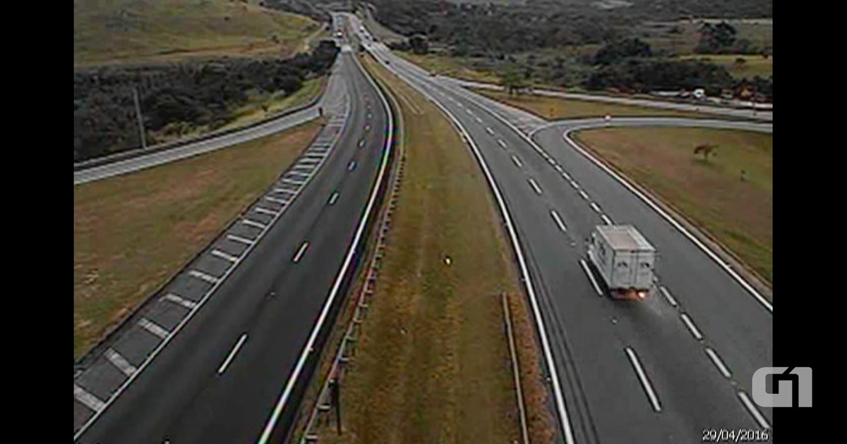 G1 V deo Flagra Caminh o Tombando Ap s Perder Pneu Em Rodovia De SP 