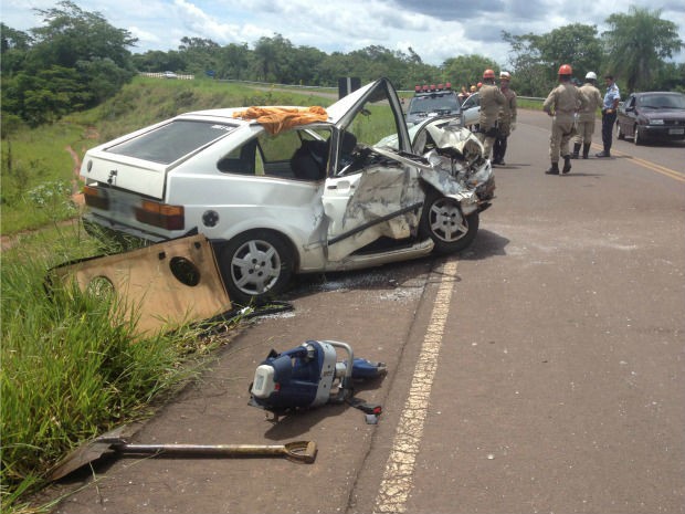 Acidente entre dois carros deixa mulher morta na MS-080 (Foto: Maria Caroline Palieraqui/G1 MS)