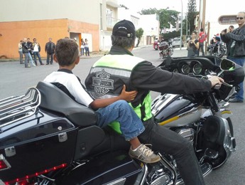 Motociclista leva criança para dar volta em Brasília (Foto: ONG Vida Positiva/Reprodução)