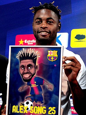 Alex Song apresentado no Barcelona (Foto: AFP)