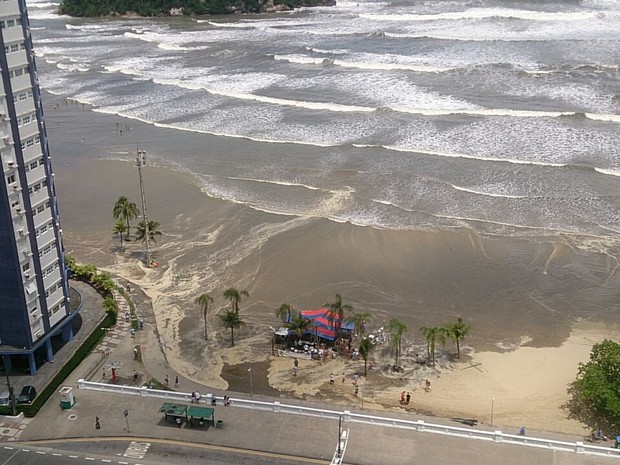 Mar invade parte da ciclovia na orla do bairro José Menino, em Santos (Foto: Ivair Vieira Jr/G1)