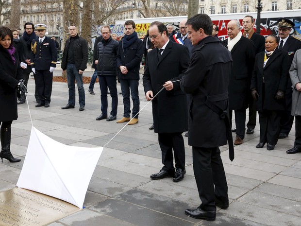 Presidente francês, Francois Hollande, descerra placa na Praça da República, em Paris, em homenagem às vítimas do atentado à sede do jornal Charlie Hebdo (Foto: Philippe Wojazer/Reuters)