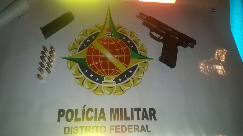 Arma e munição encontradas com dupla que fugiu e capotou carro roubado (Foto: Polícia Militar/Divulgação)