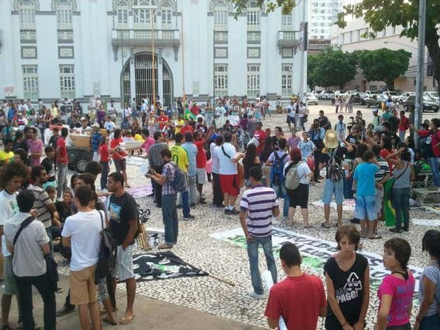 Manifestantes voltam a se reunir na praça Fausto Cardoso no Centro de Aracaju (Foto: Flávio Antunes/G1)