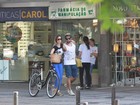 Juliana Didone passeia abraçada com o namorado no Rio