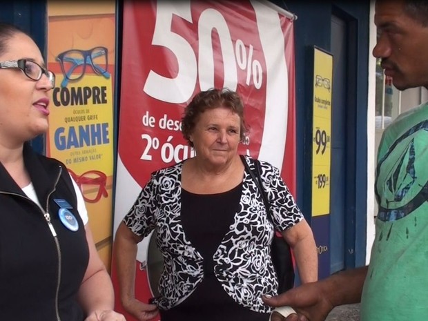 Gerente de vendas e idosa se emocionam com atitude de morador de rua em São Carlos  (Foto: Rodrigo Facundes/EPTV)