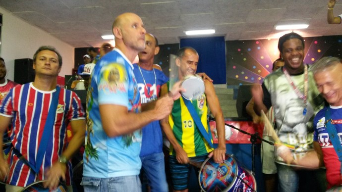Tande e Vanderlei Cordeiro tocando na bateria da União da Ilha (Foto: Reprodução TV Globo)