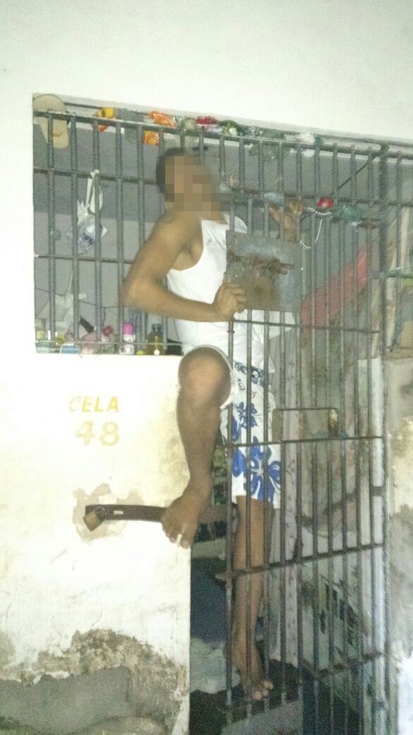 Detento ficou preso ao tentar fugir de peintenciária em Parnaíba, no Piauí (Foto: Divulgação/Sinpoljuspi)