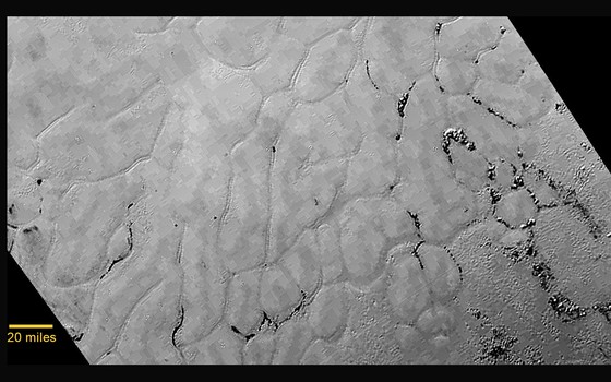Imagem da sonda New Horizons, da Nasa, mostra as montanhas congeladas no "coração" em Plutão (Foto: NASA/JHUAPL/SWRI)