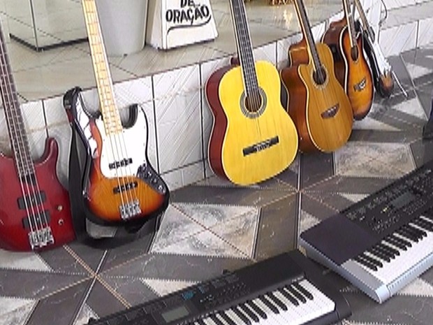 Os instrumentos roubados da igreja eram usados nos cultos e também para aulas de música para crianças carentes em Cacoal. (Foto: Tribuna Popular/Divulgação)